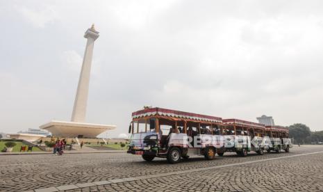 Monumen Nasional (Monas). Pengamat prediksi Pilgub DKI akan turun Ridwan Kamil, Ahok, AHY, Kaesang hingga Anies.