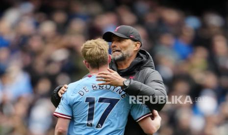  Manajer Liverpool Jurgen Klopp memberi selamat kepada pemain Manchester City Kevin De Bruyne pada pertandingan sepak bola Liga Premier Inggris antara Manchester City dan Liverpool di stadion Etihad di Manchester, Inggris, Sabtu (1/4/2023). Manchester City menang 4-1.