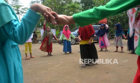 Anak-anak bermain bersama relawan di halaman Masjid Nurul Falah, Wadas, Purworejo, Jawa Tengah, Senin (24/2/2022). Relawan mengajak bermain anak-anak di Desa Wadas untuk menghilangkan trauma pascapenangkapan warga desa saat mujahadah pada Selasa (8/2/2022) lalu. Pascapenangkapan warga anak-anak mengalami trauma tidak mau keluar rumah dan takut bertemu aparat.