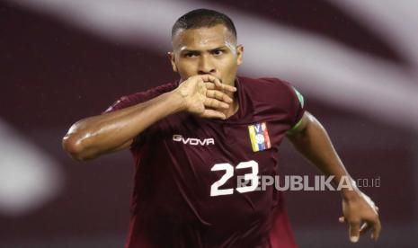  Salomon Rondon dari Venezuela melakukan selebrasi setelah mencetak gol melawan Chile selama pertandingan Kualifikasi Amerika Selatan untuk Piala Dunia Qatar 2022, di Stadion Olimpiade di Caracas, Venezuela, 17 November 2020.