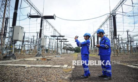 Petugas PLN melakukan inspeksi peralatan di Gardu Induk Tegangan Ekstra Tinggi (GITET) 500 kV Gandul, Cinere, Depok, Jawa Barat, Jumat (27/12/2024). 