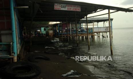 Suasana warung yang rusak terkena abrasi di pantai (ilustrasi)