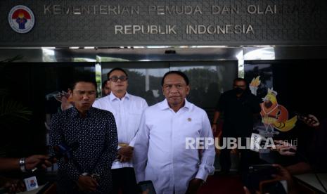 Menteri Pemuda dan Olahraga Zainudin Amali (kanan) bersama Sekjen PSSI Yunus Nusi (kiri) bersiap menyampaikan keterangan pers usai menggelar pertemuan di Kantor Kementerian Pemuda dan Olahraga, Jakarta, Kamis (19/1/2023). Pertemuan antara Menpora dan PSSI tersebut membahas arahan Presiden Joko Widodo terkait keberlangsungan kompetisi Liga 2 musim 2022/2023 yang dihentikan.