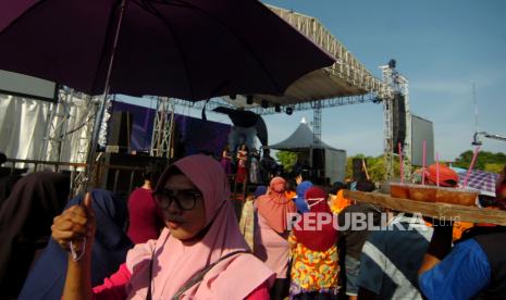 Sejumlah warga tidak mengenakan masker menyaksikan musik dangdut di Lapangan Tegal Selatan, Tegal, Jawa Tengah, Rabu (23/9/2020). Konser musik dangdut yang diadakan Wakil Ketua DPRD Kota Tegal Wasmad untuk perayaan pernikahan di tengah pandemi COVID-19 tersebut dihadiri banyak warga yang tidak menerapkan protokol kesehatan dengan tidak memakai masker dan tidak jaga jarak. 