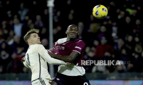 Diego Llorente dari AS Roma (kiri) 