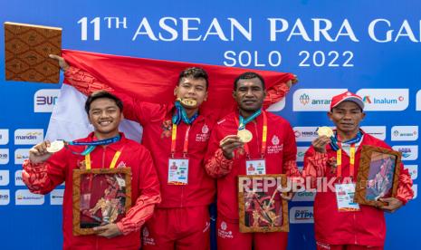 Tim renang estafet Indonesia Muh Azwin T AN Nawwaar (kiri), Maulana Rifky Yavianda (kedua kiri), Marinus Melianus Yowei (kedua kanan), dan Sunarto (kanan) menunjukkan medali emas estafet 4x100 meter gaya bebas putra kategori 49 poin ASEAN Para Games 2022 di Stadion Jatidiri Semarang, Jawa Tengah, Kamis (4/8/2022).Tim renang Indonesia menyabet medali emas dengan catatan waktu 4  menit 19,51 detik, sementara perak diraih tim Thailand  dengan catatan waktu 4 menit 45,26 detik dan perunggu diraih tim Vietnam dengan catatan waktu 4 menit 45,25 detik. 