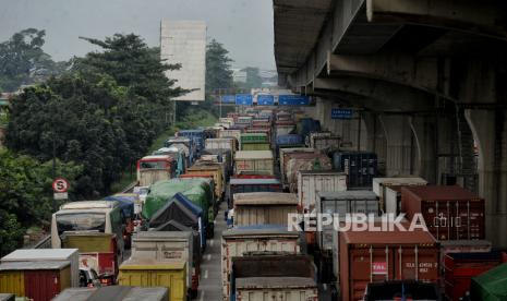 Sejumlah kendaraan terjebak kemacetan di jalan Tol Jakarta Cikampek, Cikarang, Kabupaten Bekasi, Jawa Barat, Kamis (6/5). Kemacetan tersebut merupakan imbas dari penyekatan kendaraan terkait larangan mudik lebaran 2021 yang dimulai dari tanggal 6 hingga 17 Mei 2021 sebagai upaya mengantisipasi risiko peningkatan kasus penularan Covid-19 jelang perayaan Hari Raya Idul Fitri 1442 H. Republika/Thoudy Badai