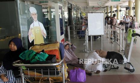 Sejumlah penumpang menunggu jadwal penerbangan di Bandara Internasional Minangkabau, Kabupaten Padang Pariaman, Sumatera Barat, Jumat (5/1/2024). PT Angkasa Pura II Bandara International Minangkabau (BIM) menutup sementara aktivitas penerbangan di bandara tersebut akibat terdampak abu vulkanik erupsi Gunung Marapi. 