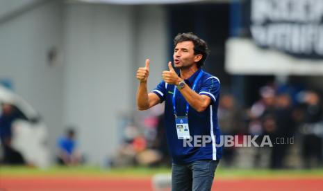 Pelatih Persib Bandung Luis Milla. 