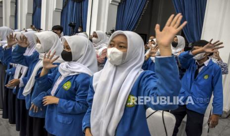 Sejumlah siswi mengikuti kegiatan gebyar minum tablet tambah darah (TTD) serentak di Gedung Sate, Jalan Diponegoro, Kota Bandung, Kamis (11/8/2022). Menaker: Bonus Demografi Harus Dimanfaatkan untuk Pembangunan