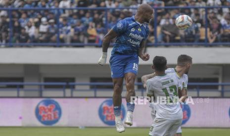 Penyerang Persib Bandung David Da Silva (kiri) berusaha menyundul bola pada pertandingan lanjutan BRI Liga 1 di Stadion Gelora Bandung Lautan Api (GBLA), Gedebage, Kota Bandung, Jawa Barat, Sabtu (16/9/2023). Dalam pertandingan tersebut Persib Bandung berhasil mengalahkan Persikabo 1973 dengan skor akhir 2-0.