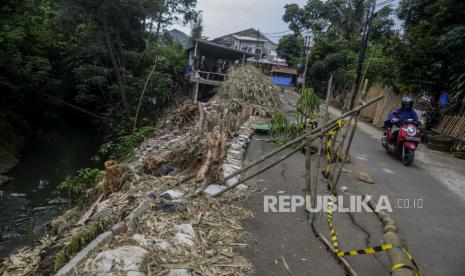 Longsor di Jalan Kerja Bakti VII, Makasar, Jakarta, Kamis (6/10/2022). Ada 15 titik wilayah di Jakarta yang berpotensi mengalami pergerakan tanah yang rawan longsor.