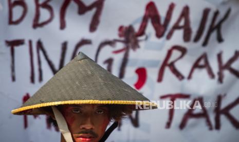 Mahasiswa yang tergabung dalam Pergerakan Mahasiswa Islam Indonesia (PMII) Sukoharjo melakukan unjuk rasa menolak kenaikan harga bahan bakar minyak (BBM) bersubsidi, di Kartasura, Sukoharjo, Jawa Tengah, Selasa (6/9/2022). 