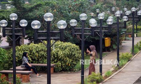 Warga berfoto di Taman Cibinong Situ Plaza, Cibinong, Kabupaten Bogor, Jawa Barat, Kamis (17/3/2022).  Sejumlah fasilitas taman publik di Kabupaten Bogor kini mulai dibuka dengan penerapan protokol kesehatan serta kapasitas pengunjung dibatasi 75 persen, hal itu seiring turunnya status Pemberlakuam Pembatasan Kegiatan Masyarakat (PPKM) menjadi level 2. 