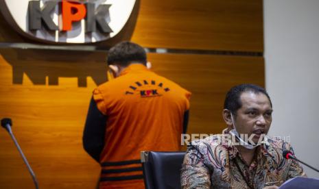 Wakil Ketua KPK Nurul Ghufron (kanan) menyampaikan keterangan pers terkait penahanan tersangka Direktur Utama PT Kings Property Indonesia Sutikno (kiri) di gedung KPK, Jakarta, Senin (21/12/2020). KPK resmi menahan tersangka Sutikno dalam kasus dugaan Tindak Pidana Korupsi (TPK) pemberian hadiah atau janji kepada Sunjaya Purwadisastra selaku Bupati Cirebon periode 2014-2019 terkait izin kawasan industri di Kabupaten Cirebon.