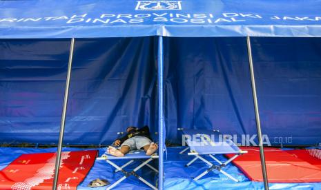 Warga berada di fasilitas tenda pengungsian saat kegiatan simulasi Kampung Siaga Bencana di kawasan Karet Tengsin, Jakarta, Rabu (2/12/2020). Kegiatan yang diprakarsai Pemkot Jakpus tersebut guna meningkatkan kewaspadaan dan kemampuan petugas serta warga dalam penanganan banjir yang kerap terjadi di kawasan tersebut. 