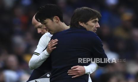  Pelatih kepala Tottenham Antonio Conte (depan) memeluk Son Heung-min pada pertandingan sepak bola Liga Premier Inggris antara Tottenham Hotspur dan Nottingham Forest, di stadion Tottenham Hotspur di London, Sabtu (11/3/2023). 