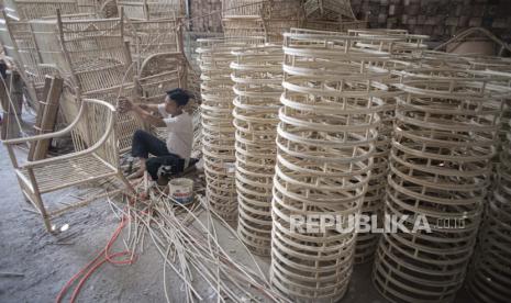 Pekerja menyelesaikan pembuatan kursi berbahan rotan di industri pembuatan rotan, Dusun Petal, Kabupaten Gresik, Jawa Timur, Senin (30/5/2022). Kerajinan rotan berupa kursi, baki, keranjang, nampan hingga pot tanaman tersebut diekspor ke beberapa negara seperti Inggris, Belanda dan Jepang serta dijual dengan harga Rp20 ribu hingga Rp1 juta per buah tergantung jenis kerajinan. 