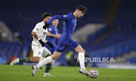 Kai Havertz dari Chelsea berlari dengan bola selama pertandingan sepak bola Grup E Liga Champions antara Chelsea dan Krasnodar di stadion Stamford Bridge di London Selasa, 8 Desember 2020. 