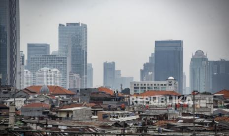 Suasana permukiman penduduk dan gedung bertingkat di Jakarta, Sabtu (8/5). Menteri Perencanaan Pembangunan Nasional/Kepala Badan Perencanaan Pembangunan Nasional (Bappenas) Suharso Monoarfa mengatakan Provinsi DKI Jakarta dinilai paling siap dalam menerapkan pelonggaran atau penyesuaian kebijakan Pembatasan Sosial Berskala Besar (PSBB).