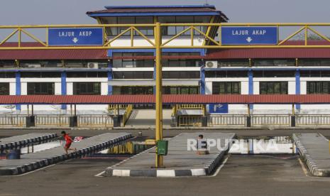 Sejumlah anak bermain layang-layang di Terminal Jatijajar, Depok, Jawa Barat, Jumat (12/6/2020). Badan Pengelola Transportasi Jabodetabek (BPTJ) masih belum membuka pelayanan bus antarKota antarprovinsi (AKAP) di Terminal Jatijajar meski telah berakhirnya larangan mudik pada Minggu (7/6) lalu