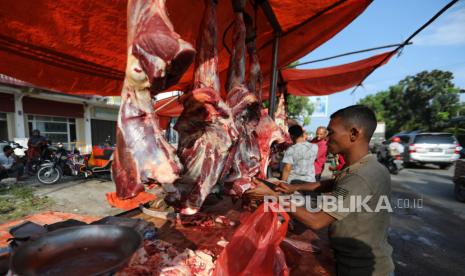 Masyarakat setempat membeli daging sapi 