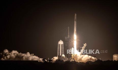 Apple dan mitra satelitnya, Globalstar, bekerja sama dengan SpaceX untuk meluncurkan satelit baru yang akan meningkatkan fitur Emergency SOS melalui satelit pada iPhone./ilustrasi