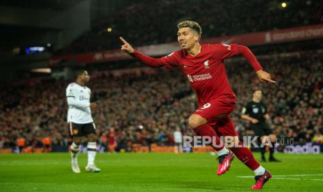 Roberto Firmino dari Liverpool merayakan setelah mencetak gol 7-0 selama pertandingan sepak bola Liga Premier Inggris antara Liverpool FC dan Manchester United di Liverpool, Inggris, (5/3/2023).