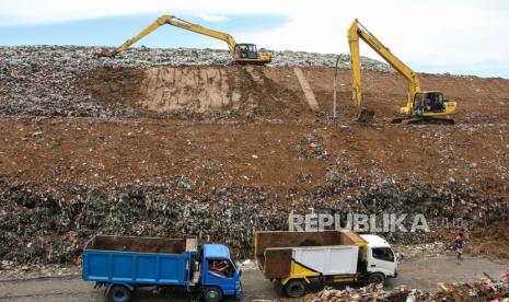 Petugas mengoperasikan alat berat untuk menutup permukaan gunungan sampah dengan tanah di Tempat Pembuangan Akhir (TPA) Antang, Makassar, Sulawesi Selatan, Sabtu (27/1/2024). Pemerintah setempat menutup sebagian permukaan gunungan sampah dengan tanah di TPA tersebut sebagai upaya mengurangi bau busuk yang menyengat terutama saat musim hujan.