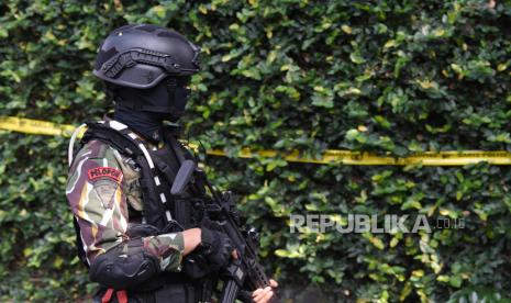 Anggota Brimob berjaga di depan rumah dinas Irjen Ferdy Sambo di Jalan Duren Tiga Barat, Kompleks Polri Duren Tiga, Jakarta, Selasa (30/8/2022). Kepolisian melakukan rekonstruksi dugaan pembunuhan Brigadir Yosua di rumah pribadi Irjen Ferdy Sambo dan rumah dinas. 