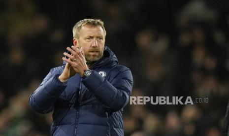  Pelatih kepala Chelsea Graham Potter bertepuk tangan setelah pertandingan sepak bola Liga Premier Inggris antara Fulham dan Chelsea di stadion Craven Cottage di London,Jumat (13/1/2023) dini hari WIB.  