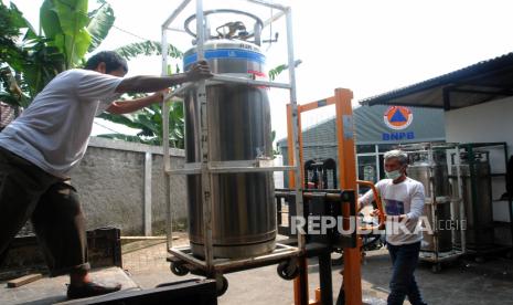 Pekerja menurunkan tabung oksigen medis untuk pasokan di Rumah Sakit Umum Daerah (RSUD) Kota Bogor, Jawa Barat, Senin (29/6/2021). Kementerian Perindustrian menyebutkan produksi dan distribusi gas oksigen diprioritaskan untuk kebutuhan rumah sakit dan fasilitas kesehatan dalam menangani lonjakan kasus COVID-19 di Indonesia dengan rasio penggunaan oksigen menjadi 60:40 antara kebutuhan medis dan kebutuhan industri. 