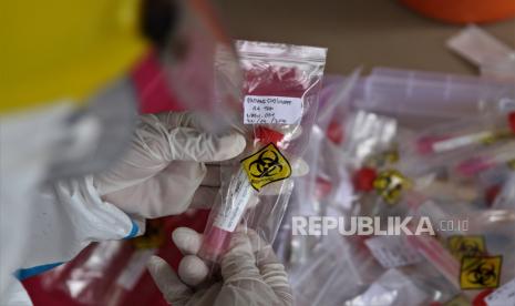 Petugas medis mengecek nama ASN usai melakukan swab  test ke ASN Dinas Kesehatan di Kendari, Sulawesi Tenggara, Selasa (22/9/2020).  Kantor Dinas Kesehatan Provinsi Sulawesi Tenggara ditutup untuk pelayanan publik selama delapan hari ke depan menyusul adanya seorang pegawainya terkonfirmasi positif COVID-19 melalui uji tes usap (swab test). 