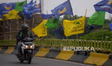 Bendera partai politik (ilustrasi). Banyaknya partai politik di Indonesia tidak memberikan pencerahan ke warga