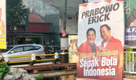 Spanduk bergambar Ketua Umum Partai Gerindra Prabowo Subianto dan Menteri BUMN Erick Thohir di Jalan Raya Tanah Baru, Beji, Kota Depok, Selasa (26/9/2023). Spanduk dukungan Prabowo-Erick mulai bermunculan di sejumlah ruas jalan di Kota Depok. 