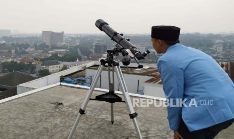 Rukyat Hilal atau pengamatan hilal Awal Syawal 1444 yang digelar Fakultas Syariah Universitas Islam Bandung (Unisba) bekerjasama dengan bagian Ruhul Islam dan Pengelolaan Masjid Unisba, BMKG, dan Kementerian Agama Provinsi Jawa Barat, di Observatorium Albiruni Fakultas Syariah Unisba, Jalan Tamansari, Kota Bandung, Kamis (20/4/2023).