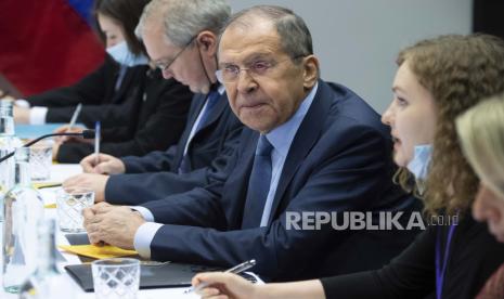 File foto Menteri Luar Negeri Rusia Sergey Lavrov, kanan, berbicara selama pertemuan dengan Menteri Luar Negeri AS Antony Blinken, tidak digambarkan, di Harpa Concert Hall di Reykjavik, Islandia, Rabu, 19 Mei 2021, di sela-sela KTT Tingkat Menteri Dewan Arktik.