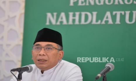 Ketua Umum Pengurus Besar Nahdlatul Ulama (PBNU) Yahya Cholil Staquf memberikan keterangan kepada wartawan di Kantor PBNU, Jakarta, Jumat (6/1/2023). 