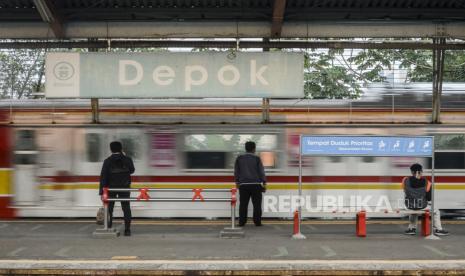 Sejumlah penumpang menunggu KRL Commuter Line di Stasiun Depok, Jawa Barat, Rabu (15/4). Penumpang KRL tujuan Depok terpantau berkurang pada Hari pertama pemberlakuan Pembatasan Sosial Berskala Besar (PSBB) di Kota Depok