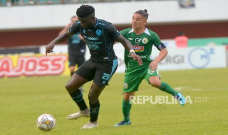 Gelandang PSS Sleman, Kim Kurniawan (kanan)