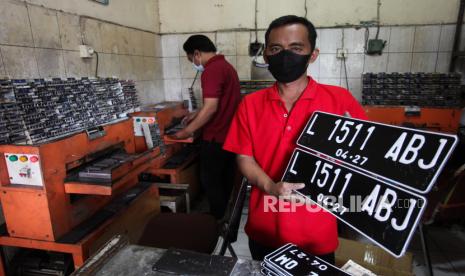 Petugas mencetak plat nomor kendaraan bermotor atau Tanda Nomor Kendaraan Bermotor (TNKB). ilustrasi