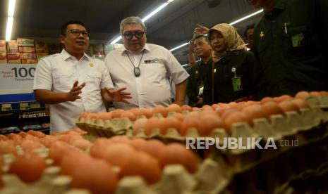 Kepala Badan Pangan Nasional/National Food Agency (NFA) Arief Prasetyo Adi (kiri) bersama Ketua Umum Asosiasi Pengusaha Retail Indonesia (Aprindo) Roy Nicholas Mandey (dua kiri) saat melakukan kunjungan di Super Indo Depok Town Center, Jawa Barat , Senin (27/3/2023). Kunjungan tersebut dalam rangka menjaga kemamanan dan mutu pangan agar masyarakat mendapatkan pangan yang bermutu dan berkualiatas. Kepala Badan Pangan Nasional/National Food Agency (NFA) Arief Prasetyo Adi dalam kesempatan tersebut menyampaikan harga komuditas pangan secara umum masih stabil.