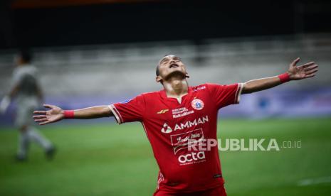 Pemain Persija Jakarta, Riko Simanjuntak, melakukan selebrasi usai mencetak gol ke gawang lawan.