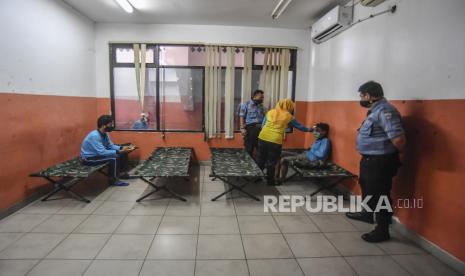 Petugas kesehatan memeriksa kondisi diduga warga dengan status Orang Tanpa Gejala (OTG) COVID-19 di ruang karantina, GOR Ciracas, Jakarta, Rabu (16/9/2020). Pemprov DKI Jakarta telah menyiapkan 67 lokasi isolasi pasien COVID-19 untuk menjalani isolasi mandiri, diantaranya GOR Pancoran, GOR Ciracas, GOR Balai Rakyat, Gedung Serbaguna Cendrawasih dan Fasilitas GOR Kemayoran. 