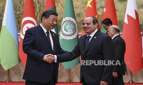 Presiden China Xi Jinping menjabat tangan Presiden Mesir al-Sisi.