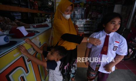 Seragam sekolah (ilustrasi). Pemkab Penajam Paser Utara, Kalimantan Timur, menggratiskan seragam sekolah untuk peserta didik baru.