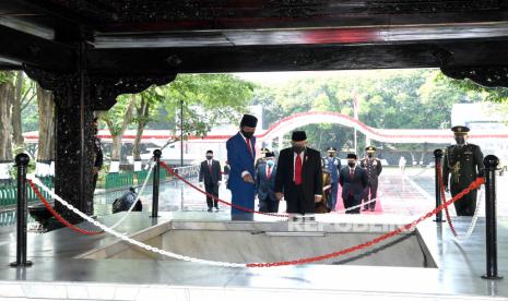 Presiden Joko Widodo (kiri) bersama Wakil Presiden Ma’ruf Amin melihat lokasi Lubang Buaya dalam upacara peringatan Hari Kesaktian Pancasila di Monumen Pancasila Sakti, Lubang Buaya, Jakarta, Kamis (1/10/2020). ANTARA FOTO/Handout/Biro Pers-Rusman/aww.