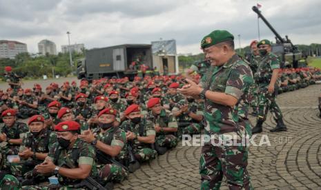 Kepala Staf Angkatan Darat (KSAD) Jenderal Dudung Abdurachman meninjau pasukan saat apel apel jajaran yang diikuti prajurit TNI Angkatan Darat (TNI AD) wilayah Jabotabek di Lapangan Monumen Nasional (Monas), Jakarta, Selasa (25/1/2022). Apel  tersebut diikuti sebanyak 2.655 prajurit dalam rangka memberikan imbauan kepada jajaran prajurit TNI AD untuk mampu mengantisipasi perkembangan paham radikalisme. Republika/Thoudy Badai