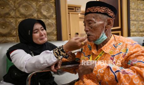 Petugas kesehatan membantu menyuapi seorang calon haji Indonesia saat kegiatan jemput bola Poli Risti (risiko tinggi) Klinik Kesehatan Haji Indonesia (KKHI) Makkah di klinik kesehatan Sektor 9, Misfalah, Makkah, Rabu (29/5/2024). Tim dokter spesialis Poli Risti KKHI melakukan jemput bola pasien dengan mendatangi setiap sektor jamaah Indonesia berada untuk melakukan deteksi dini hingga pengobatan bagi pasien berisiko tinggi seperti penyakit jantung, paru, dan penyakit dalam lainnya. 