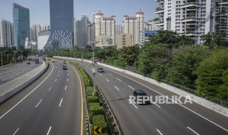 Kendaraan melintas di Tol Dalam Kota, Jakarta, Rabu (29/4/2020). Berdasarkan data Kementerian PUPR pada Selasa (28/4) terdapat penurunan arus lalu lintas di tol wilayah Jabodetabek selama penerapan kebijakan Pembatasan Sosial Berskala Besar (PSBB) mencapai 42 persen hingga 60 persen